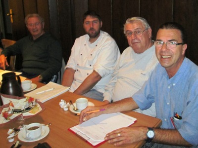von links: Herr Lorenz, Herr Herwix (stellv. Küchenchef), Herr Osinski (stellv. Vorsitzender), Herr Homburg (Leitung sozialer Dienst)