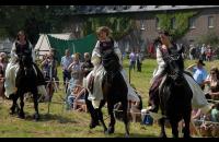 Dressurreiten auf Friesen: Burgfräulein hoch zu Ross beim Burgfest auf Winnenthal.